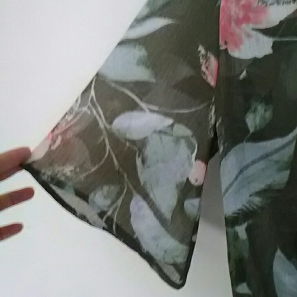 Sheer floral boho crop top - Picture 3 of 7